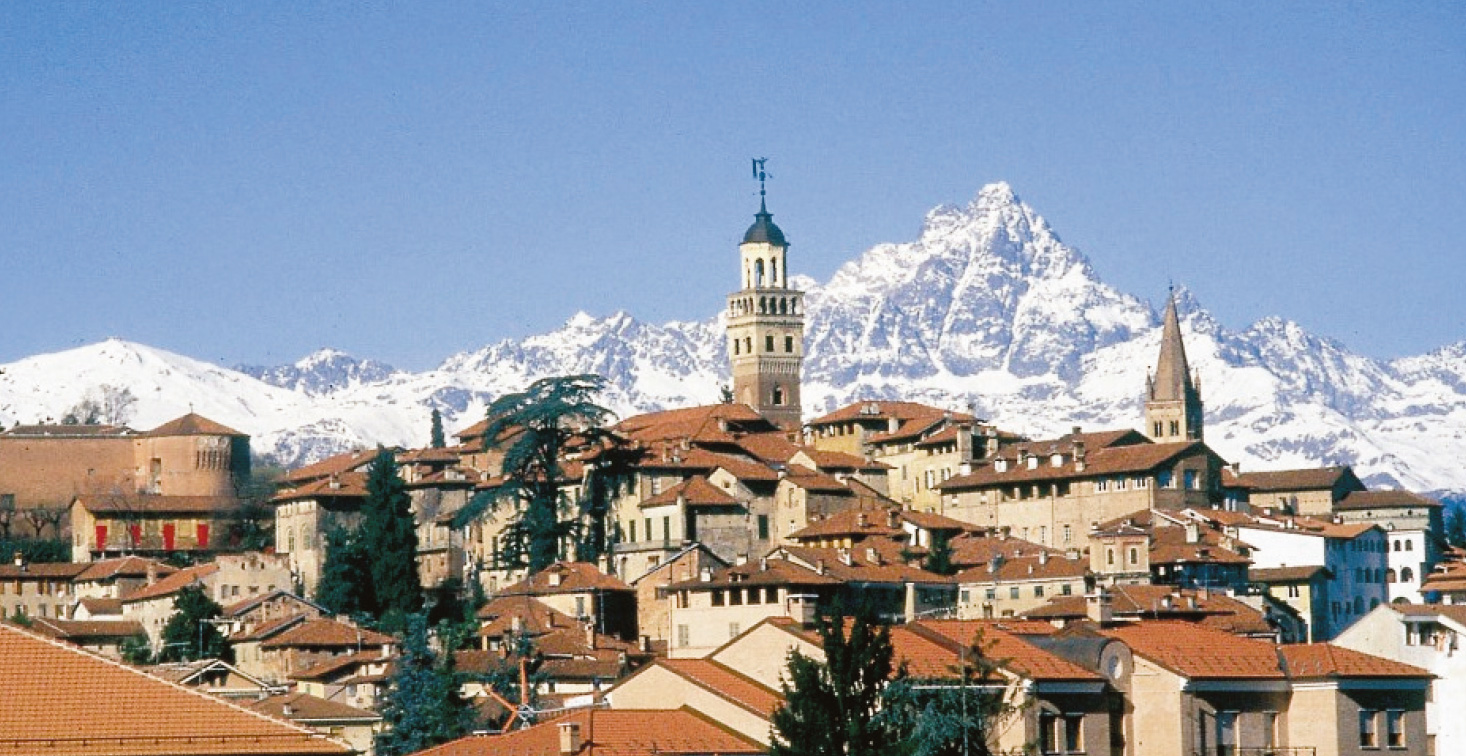 The historic town of Saluzzo rises at only 350m above sea level...but the top of Mount Monviso, in the background, almost reaches 4,000m !!